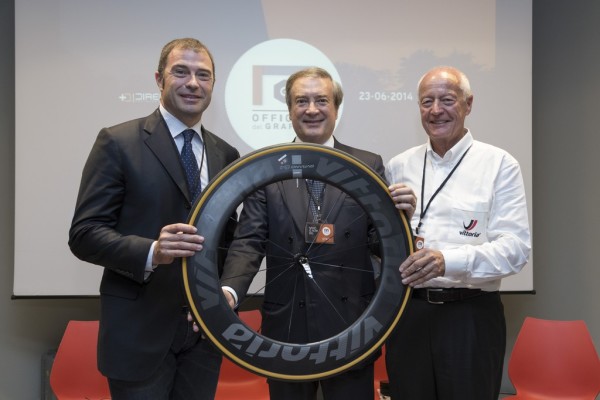 Giulio Cesareo (Presidente e AD di Directa Plus), Antonio Rossi (Assessore allo Sport e Politiche Giovanili della Regione Lombardia) e Rudie Campagne (fondatore del Gruppo Vittoria Ltd.) con il primo prototipo di ruota da bicicletta da corsa contenente grafene G+