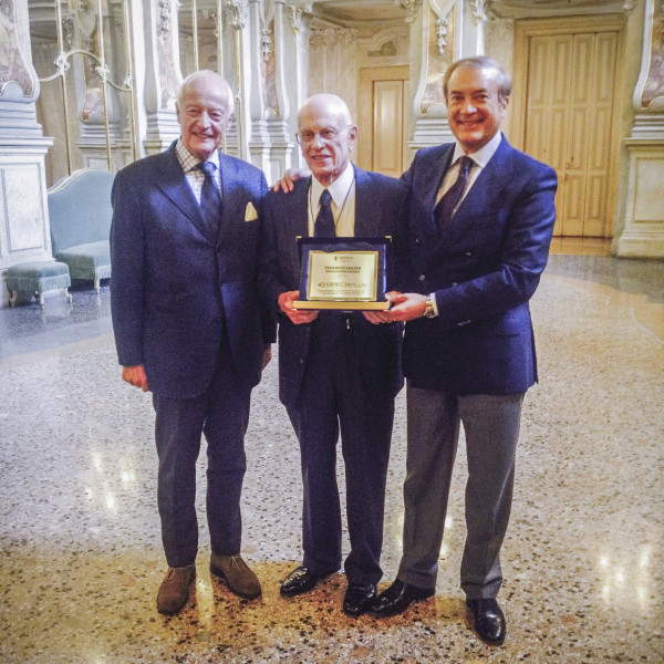 Da sinistra: Rudie Campagne, Robert Angelo Mercuri e Giulio Cesareo con il premio "Federico Faggin Innovation Award" ricevuto in occasione dell' Adriano Olivetti Day il 17 Ottobre 2015.