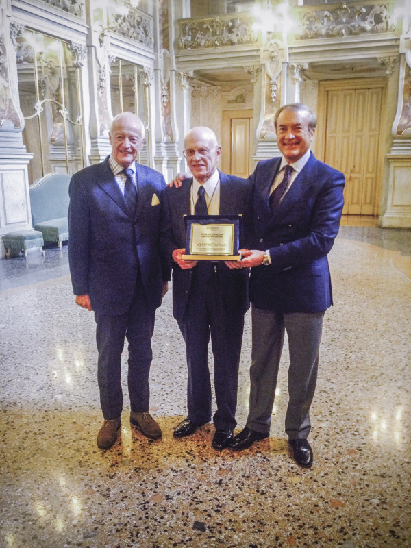 Da sinistra: Rudie Campagne, Robert Angelo Mercuri e Giulio Cesareo con il premio "Federico Faggin Innovation Award" ricevuto in occasione dell' Adriano Olivetti Day il 17 Ottobre 2015.