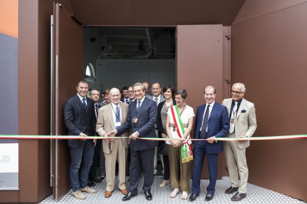 Taglio del nastro all’ingresso delle Officine del Grafene